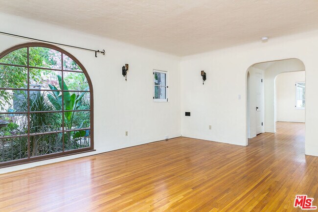 Building Photo - 2319 Meadow Valley Ter