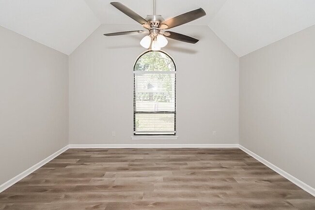 Building Photo - 822 White Pine Dr
