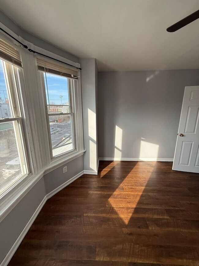Building Photo - 3 Bedroom Home Steps to LaSalle University