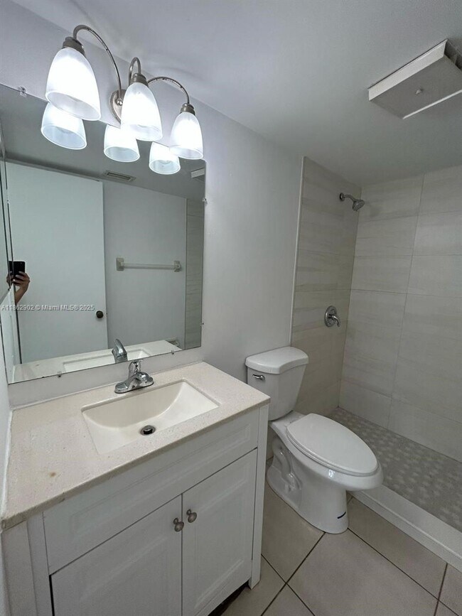 Building Photo - 820 Twin Lakes Dr