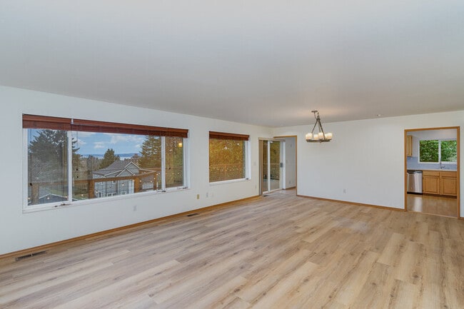 Building Photo - 6525 39th Ave SW