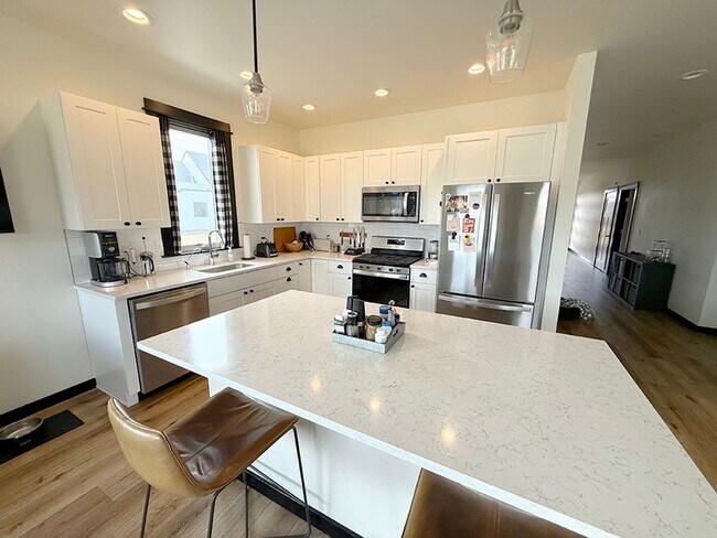 Building Photo - Modern Three Bedroom Townhome with Air Conditioning