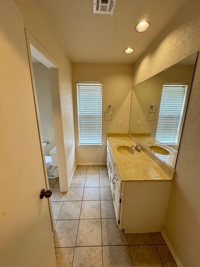 Building Photo - 3 Bedroom 2.5 Bath total 2,448 Square feet