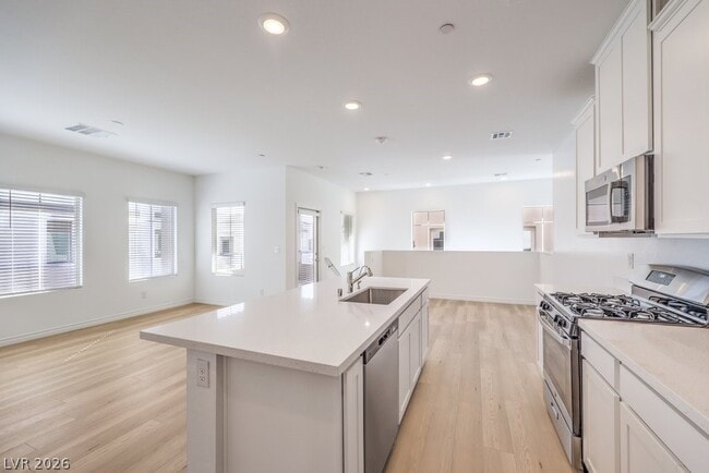 Building Photo - 600 N Carriage Hill Dr