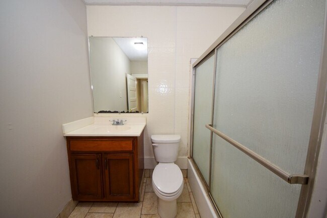 Building Photo - UPDATED BATHS AND KITCHEN WITH SS APPLIANCES near University of Memphis.