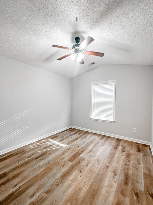 Building Photo - Large townhome in great Canton location