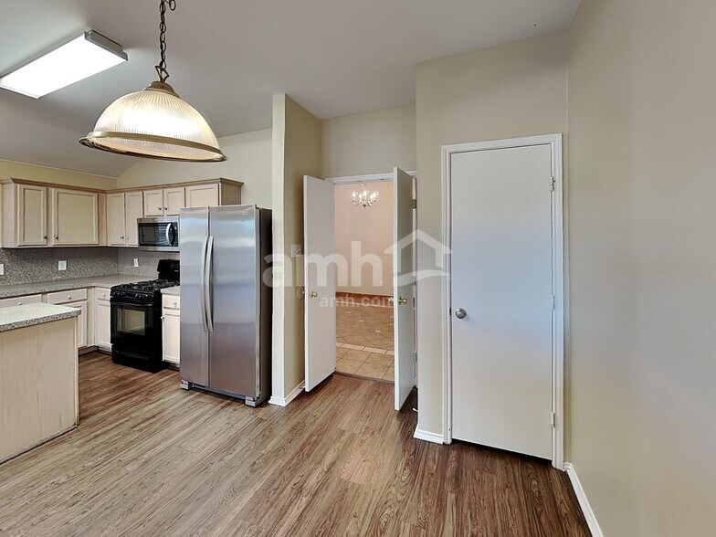 Building Photo - 904 Western Pass