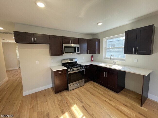 Building Photo - 119-121 Lewis St