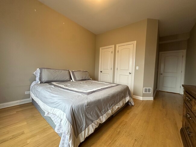 Building Photo - 2402 W McLean Ave