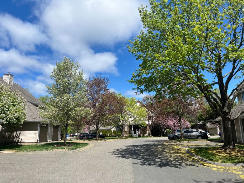 Building Photo - 62 Fox Run Ct