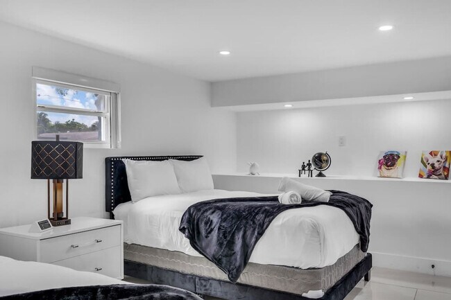 Building Photo - 1255 NE 199th St