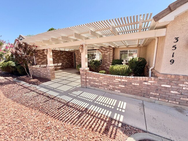 Building Photo - Beautiful Bloomington Area Home