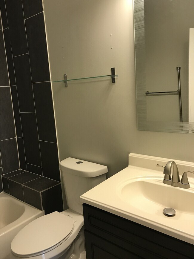 Building Photo - Charming 2 Bedroom/2.5 Bathroom Townhome in Highlandtown, MD!