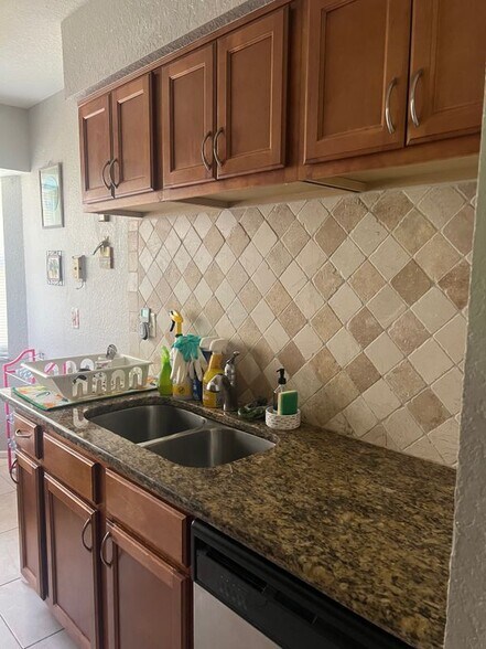 Building Photo - 7757 Sugar Bend Dr