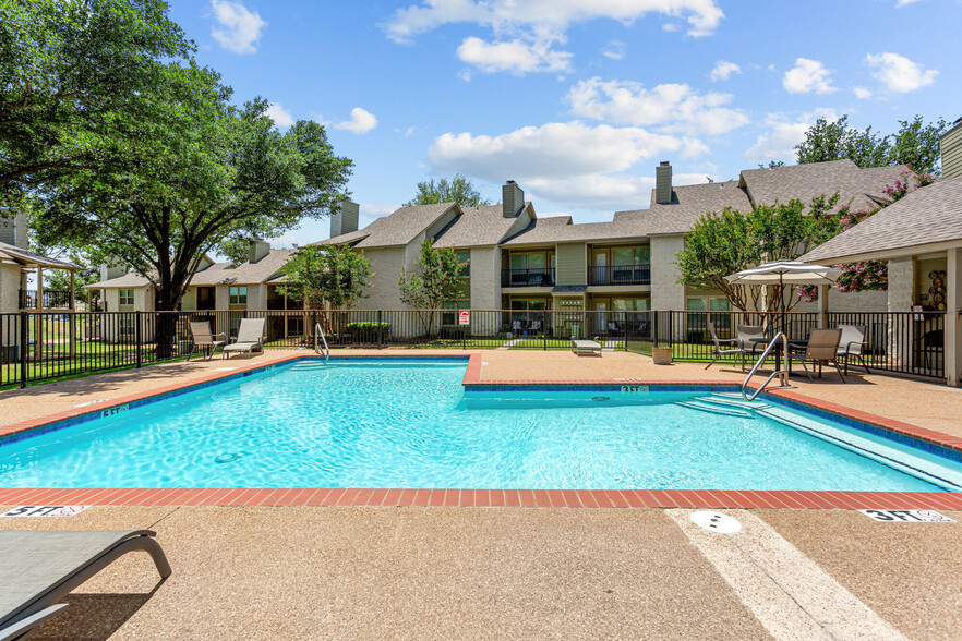 Primary Photo - Courtyard Apartments and Storage