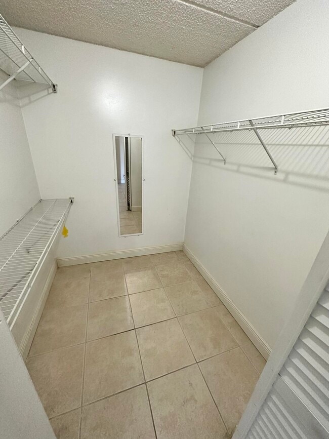 Building Photo - 600 Village Green Ct