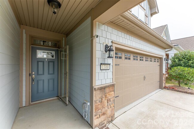 Building Photo - 1310 Middlecrest Dr NW