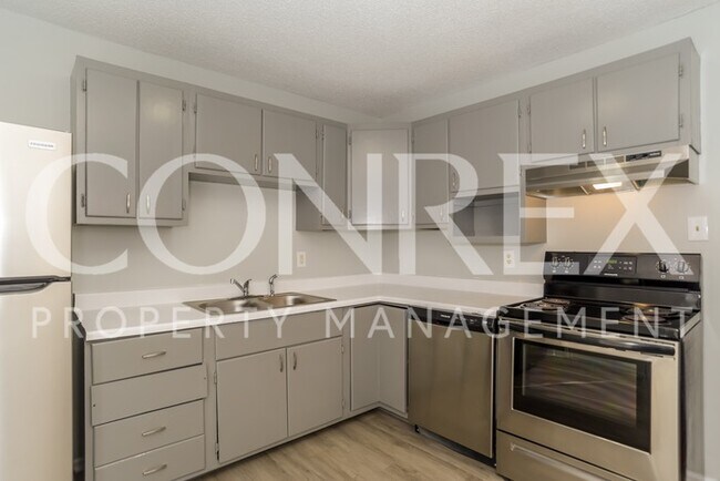 Building Photo - Charming 4 Bedroom Ranch Home with Spaciou...