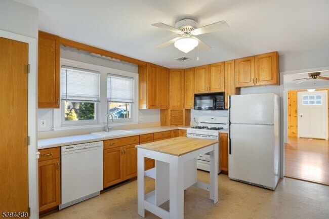 Building Photo - 111 W Shore Rd