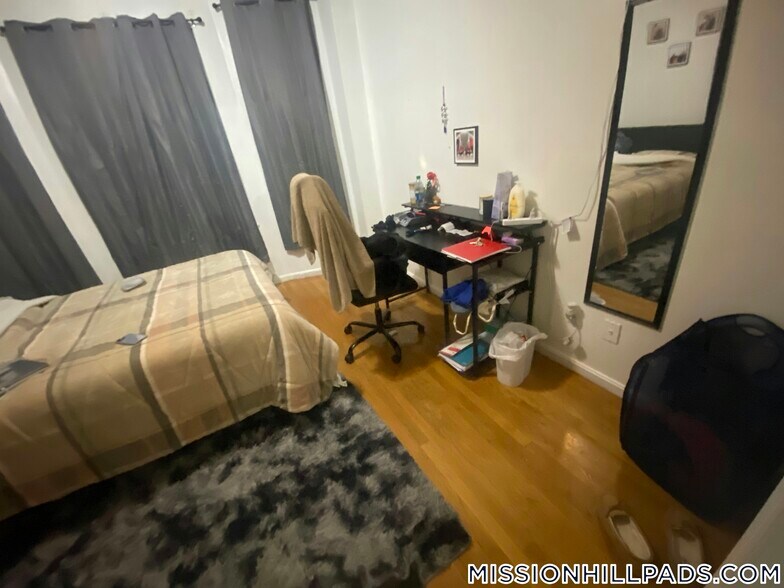 Building Photo - 715 Parker St