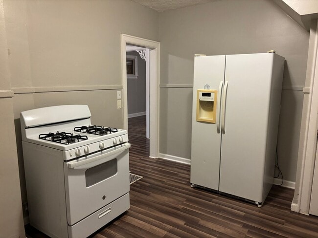 Building Photo - 48 N Roys Ave