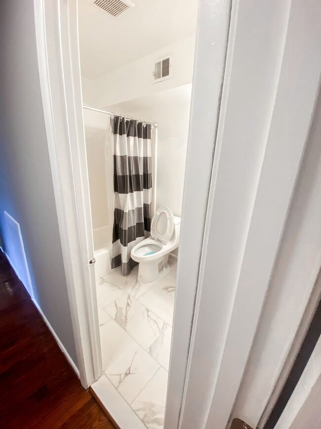 Building Photo - Stunning 3 Bed 2 Bath Condo In Much Sought After Sequoyah Community