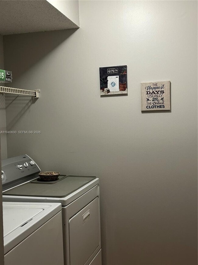 Building Photo - 6225 SW Kendale Lakes Cir