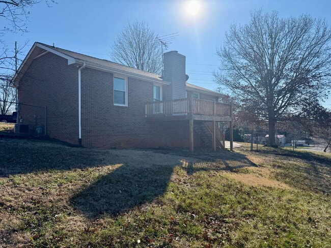 Building Photo - 3 Bedroom / 2 Bathroom Home in Springfield