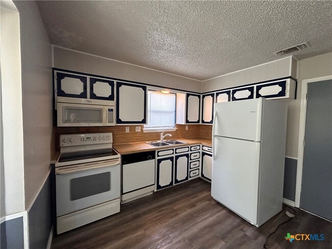 Building Photo - 2204 Lamplight Dr