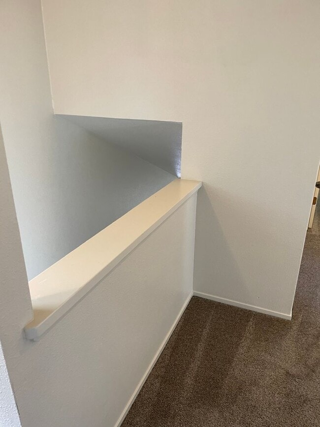 Building Photo - 3 Bedroom 2 Bath available this Summer!