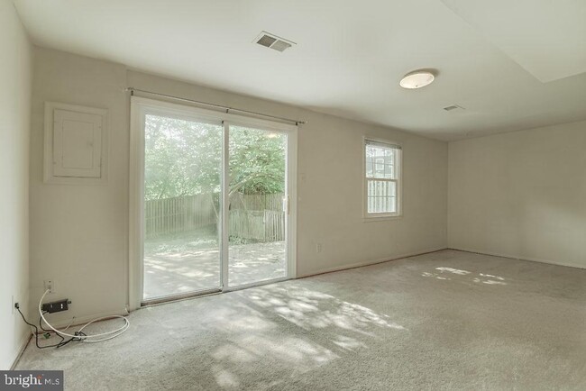 Building Photo - 3025 Ellenwood Dr