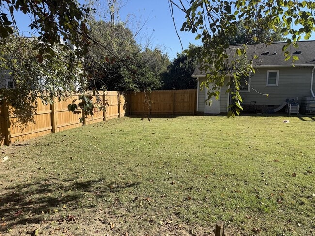 Building Photo - 725 E Cardinal Dr