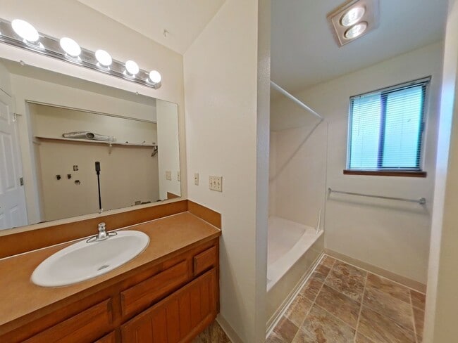 Building Photo - Comfortable 2 Bedroom Duplex with Garage ~...