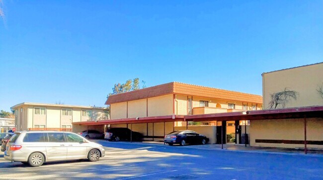 Building Photo - Refurbished Second Floor 1bd Condo With Pool & In-unit Laundry