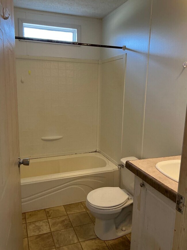 Building Photo - 131 Crescent Ln