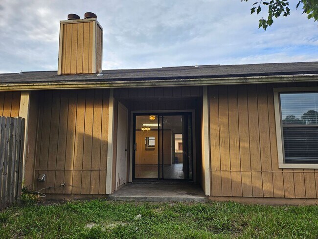 Building Photo - $1150 - 2/2 - Jefferson Square has receive...