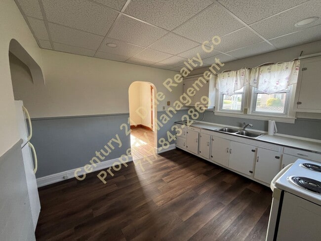 Building Photo - 3 BR Cape Cod in Eastern School District R...