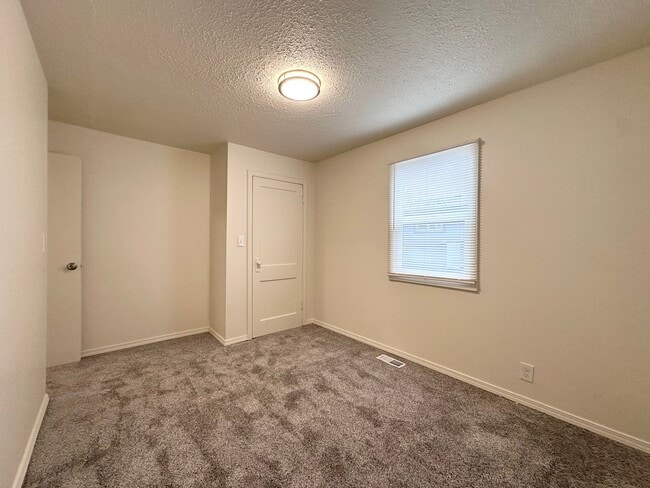 Building Photo - Remodeled 3 Bed 1 Bath Single-Family Home in Pleasant Valley/Powellhurst-Gilbert