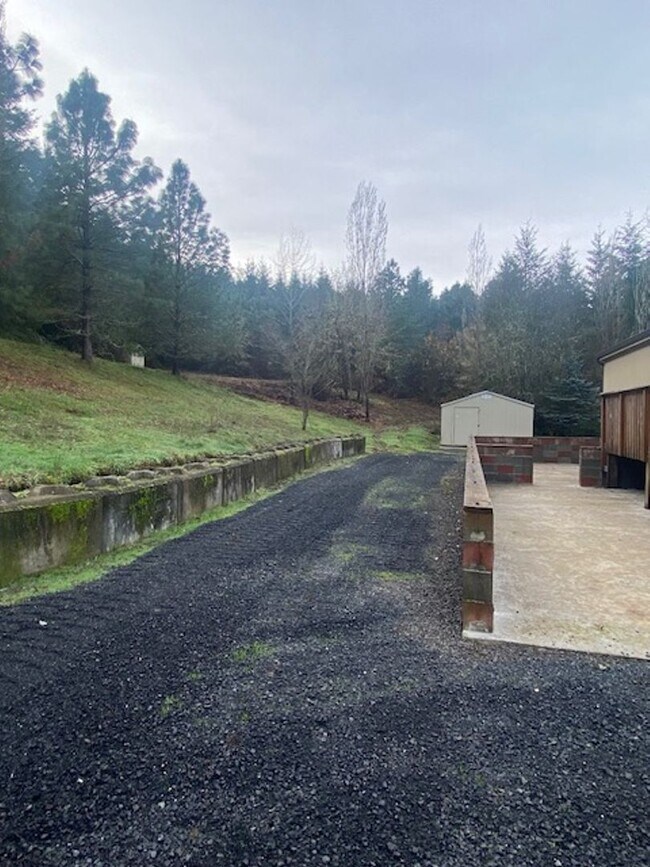 Building Photo - Private Country Living 3 Bedroom Home!