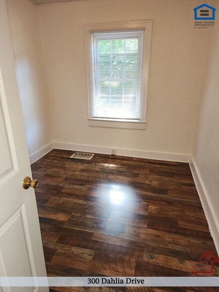 Building Photo - 300 Dahlia Dr
