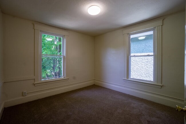 Building Photo - 909 Lancaster Ave