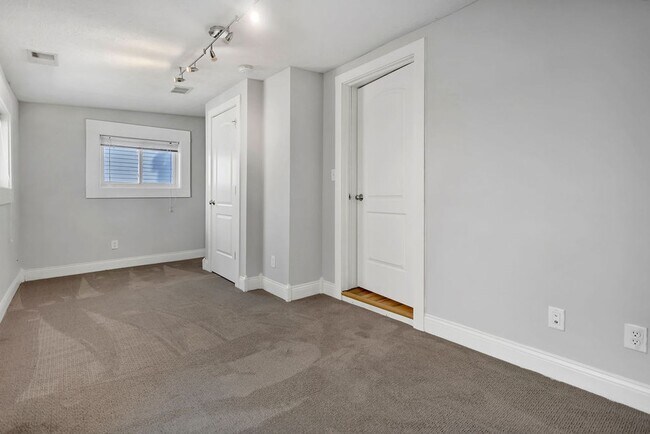 Building Photo - 639 N College Ave