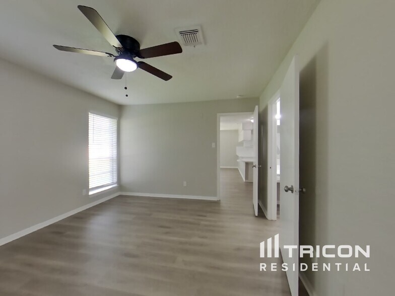 Building Photo - 7022 Sandy Knolls Dr