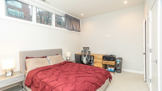 Building Photo - 1947 W Diversey Pkwy