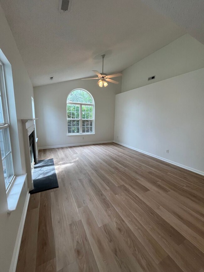 Building Photo - Discover this well-maintained 3-bedroom, 2-bath home in Carriage Hills