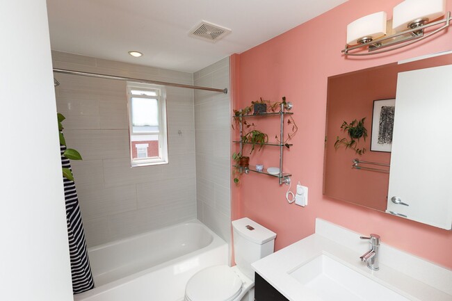 Building Photo - CoHi - Spacious One Bed Condo