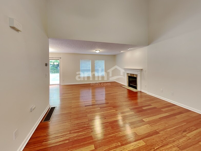 Building Photo - 640 Norfolk Square S