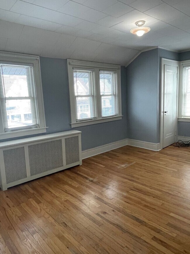 Building Photo - 2 Bed, 1 Bath- Single Family For Rent in t...