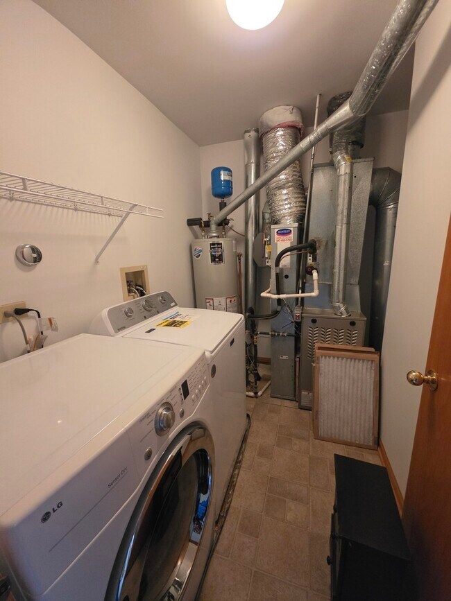 Building Photo - 10 Waverly Ct