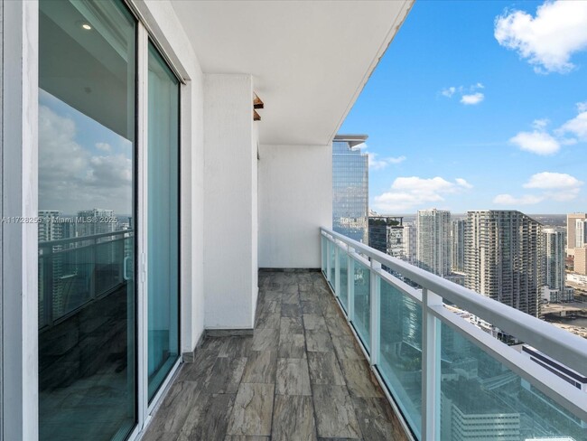 Building Photo - 950 Brickell Bay Dr